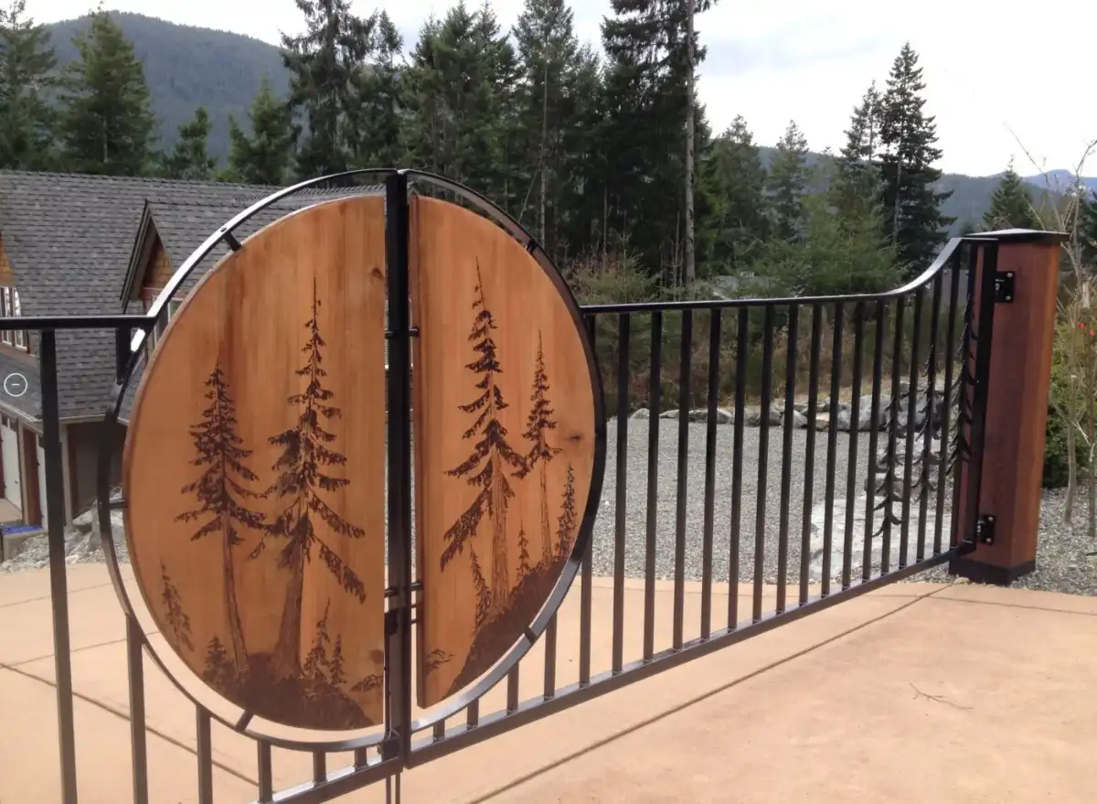 Cedar medallion gate