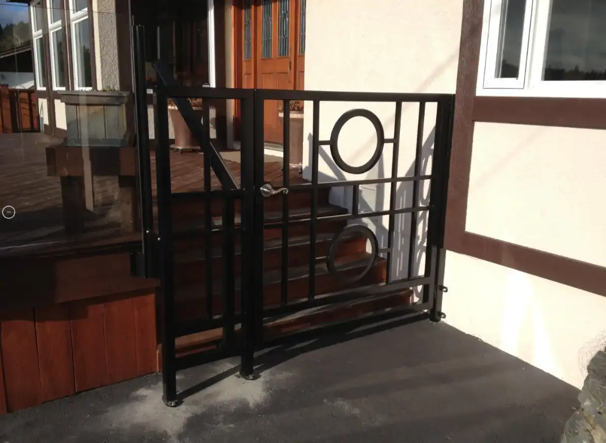 Interior gate with rings