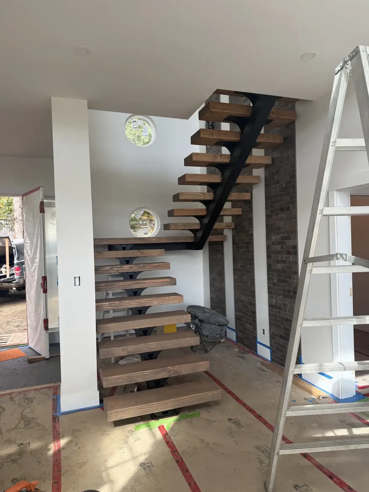 Floating mono-stringer stair